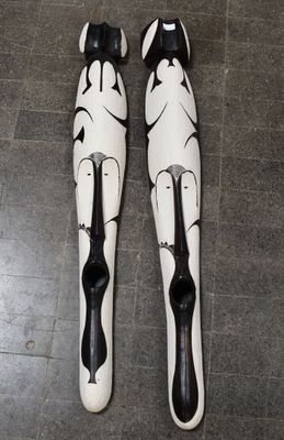 deux skis posés sur un sol carrelé
