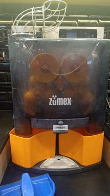 une photo d'un extracteur de jus contenant un tas de fruits