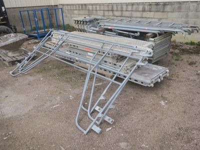 Echafaudage LAYHER : 12 cadres en 2m, 4 cadres en 1m, 8 pieds à vis, 6 - Photo 1