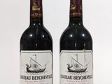 deux bouteilles de vin posées l'une à côté de l'autre sur une table