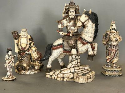Plusieurs figurines représentant des personnages asiatiques sont exposées sur une surface grise.