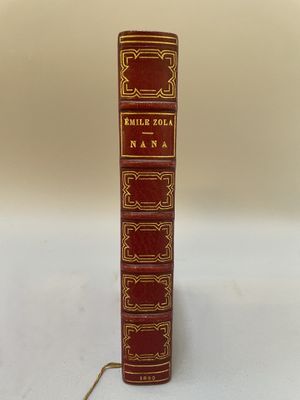 un vieux livre est posé sur une table blanche