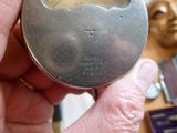 une personne tenant une montre à gousset en argent avec un cadran