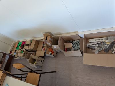 une pièce où il y a beaucoup de cartons par terre