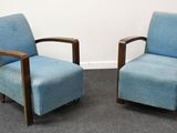 deux chaises bleues placées l'une à côté de l'autre dans une pièce
