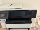 une imprimante posée sur un bureau