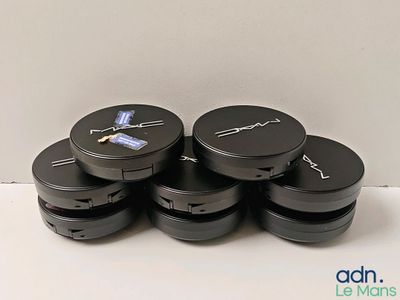 une pile de CD noirs empilés les uns sur les autres