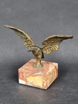 Sujet en bronze représentant un aigle les ailes déployées, s…