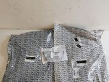 un sac de vêtements posé sur une table