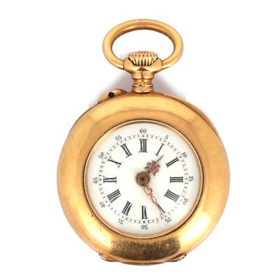 une montre de poche en or avec des chiffres romains