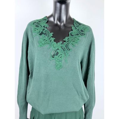 un pull vert pour femme, orné de dentelle verte au niveau du col