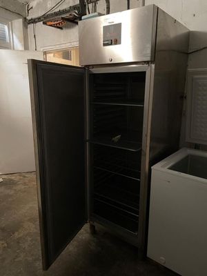 une image représentant un réfrigérateur avec un congélateur à l'intérieur