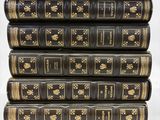 six livres empilés les uns sur les autres sur une surface blanche