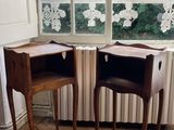 deux tables en bois placées l'une à côté de l'autre dans une pièce