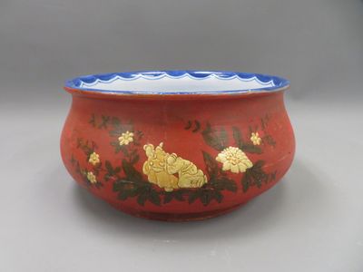 CHINE. Bassin en céramique, décor extérieur de personnages e…