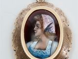 une photo d'une femme en robe bleue dans un cadre doré