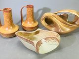 quatre types de vases différents posés sur une table