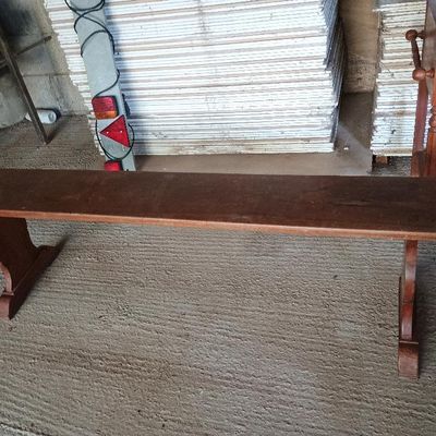 un banc en bois posé à même le sol