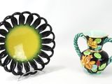 deux vases placés l'un à côté de l'autre