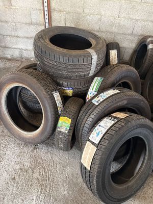 beaucoup de pneus empilés par terre