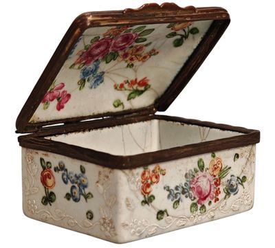 une petite boîte blanche ornée d'un motif floral
