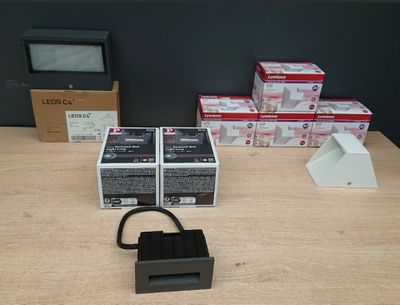 Lot de 6 luminaires composé de: 4 Appliques murale intérieur…