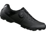gros plan d'une paire de chaussures noires sur fond blanc
