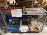 un chariot chargé de livres dans un magasin