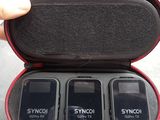 une personne tenant une pochette contenant trois téléphones portables