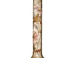 un vase en verre orné d'un motif floral