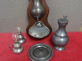 une table rouge sur laquelle sont posés des objets en argent et recouverte d'une nappe rouge