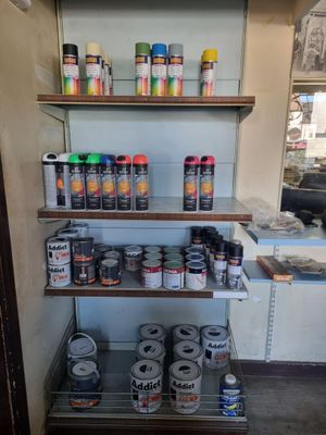 de nombreux pots de peinture et des pots de peinture sur les étagères