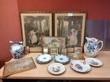une table sur laquelle sont posées de nombreuses assiettes et photos