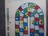 un gros plan d'un jeu de société posé sur une table, lui-même posée sur une autre table