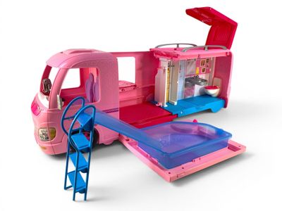 un camion rose avec une rampe de descente