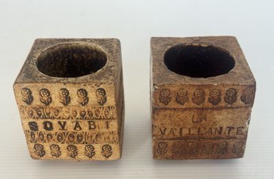 une paire de petits vases en bois ornés de motifs décoratifs
