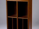 une photo d'une bibliothèque en bois comportant trois étagères