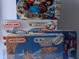 trois boîtes de legos sont empilées sur une surface blanche