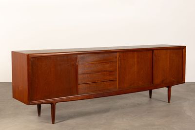 le buffet est en bois et comporte trois tiroirs