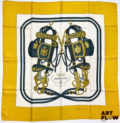 foulard carré jaune et noir orné de chaînes dorées et de sacs à main