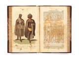 un livre ouvert sur lequel figure l'image de deux hommes en costume traditionnel