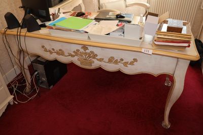 un bureau avec un ordinateur dans une pièce