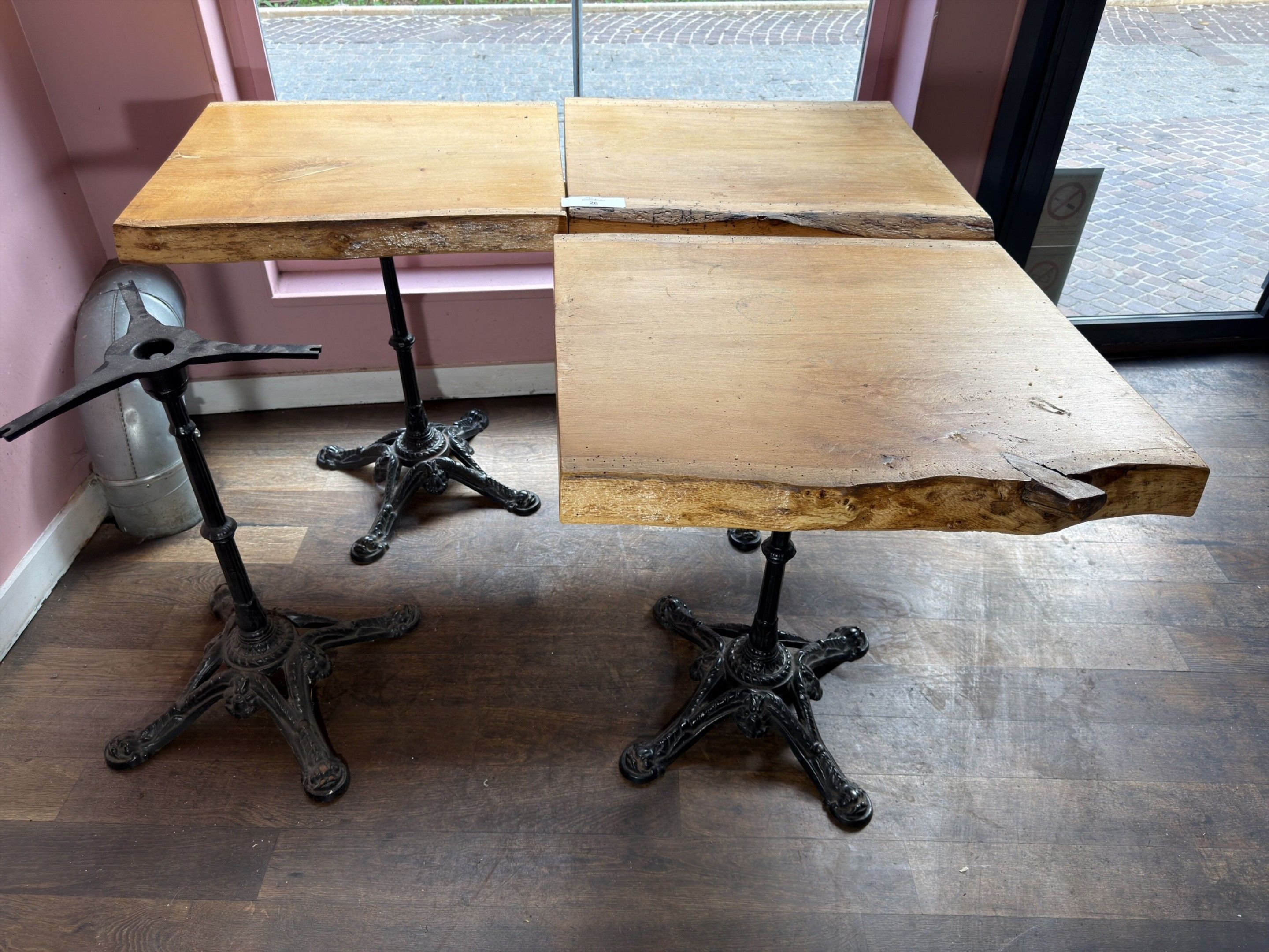 Lot de trois tables de bistrots à épais plateaux en chêne na…