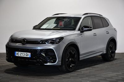 Le SUV Volkswagen blanc est garé dans une pièce au sol carrelé.