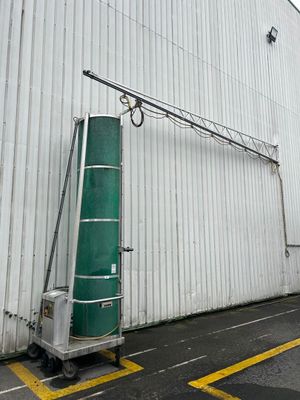 un chariot garé devant un immeuble
