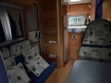 vue de l'intérieur d'un camping-car avec un canapé et une table