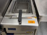 une image d'une friteuse commerciale dans une cuisine commerciale