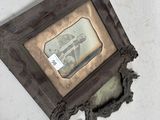 une photo d'un tableau accroché au mur d'une pièce