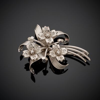 Broche en or gris 750 millièmes, au motif d'un bouquet de fleurs, sert - Photo 1
