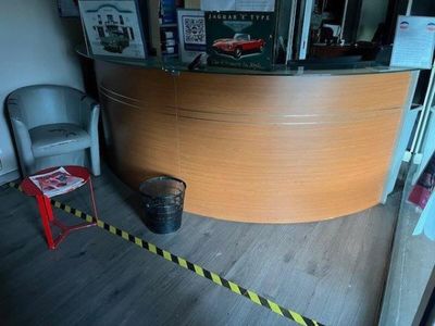 - 1 comptoir formant un demi cercle plateau verre